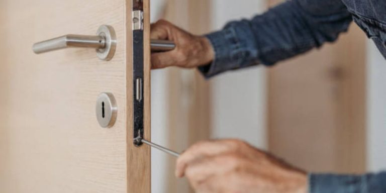 How Much Should a Locksmith Charge?